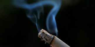 Big Tobacco annuncia un mondo piu sano mentre combatte il suo arrivo