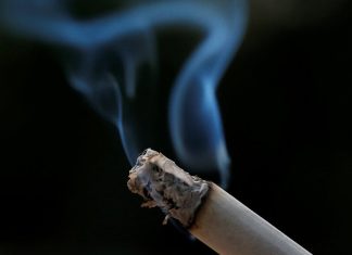 Big Tobacco annuncia un mondo piu sano mentre combatte il suo arrivo
