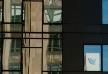 Confusione e frustrazione regnano mentre Elon Musk taglia meta dello staff di Twitter