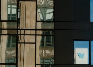 Confusione e frustrazione regnano mentre Elon Musk taglia meta dello staff di Twitter