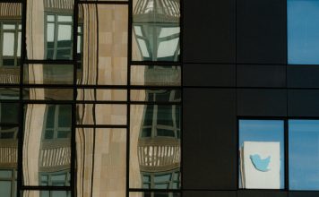 Confusione e frustrazione regnano mentre Elon Musk taglia meta dello staff di Twitter