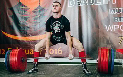 Cos’e forte? Standard di forza del mondo reale per sollevatori naturali e grezzi