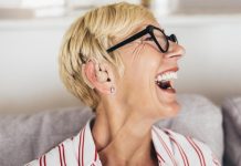 Cosa cercare negli apparecchi acustici da banco, secondo gli esperti