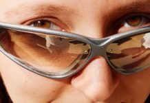 Le celebrita abbracciano gli occhiali da sole avvolgenti