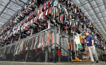 Le vendite di abbigliamento di seconda mano sono in forte espansione e potrebbero aiutare a risolvere la crisi della sostenibilita nel settore della moda