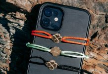 Metalli riciclati dai rifiuti elettronici utilizzati per fare gioielli