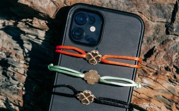 Metalli riciclati dai rifiuti elettronici utilizzati per fare gioielli